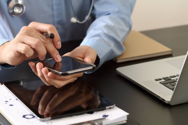 akıllı telefon ve stetoskop çalışma akıllı tıp doktoru bir