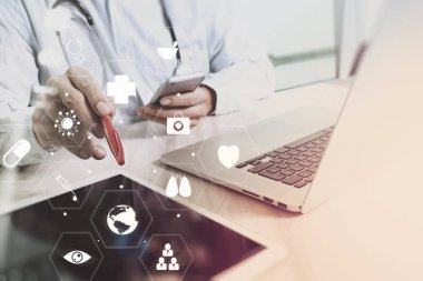 Tıbbi teknoloji kavramı. Akıllı telefon ile çalışan doktor ve 