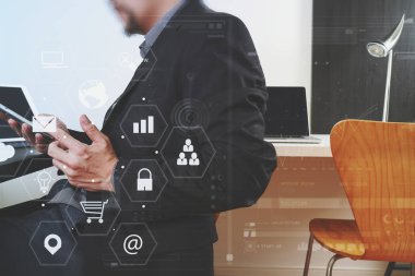 akıllı telefon ve dijital tablet ve lapt çalışma iş adamı