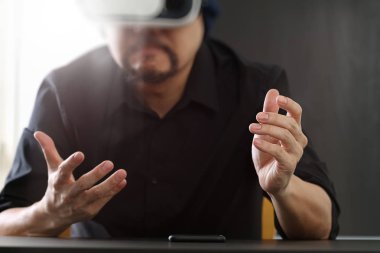 sanal gerçeklik giyen işadamı modern ofis zekâ gözlükler