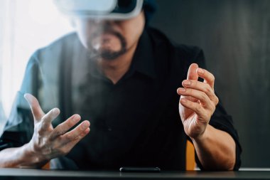 sanal gerçeklik giyen işadamı modern ofis zekâ gözlükler