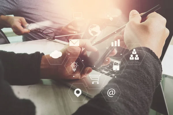 Concepto de reunión de equipo de trabajo co, hombre de negocios utilizando un teléfono inteligente — Foto de Stock