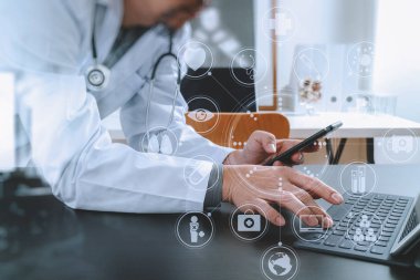 Tıbbi teknoloji kavramı. Akıllı telefon ile çalışan doktor ve 