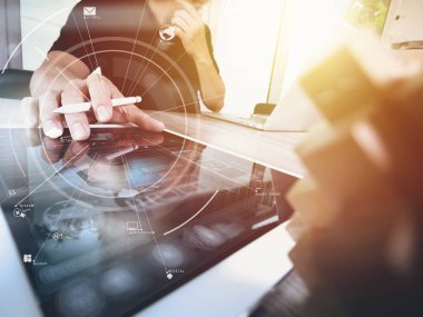 cep telefonu ve dijital tablet ve ekran kalemi ile yaratıcı çalışma