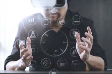 sanal gerçeklik giyen işadamı modern ofis zekâ gözlükler