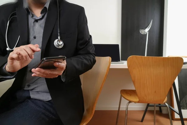 Doctor médico inteligente que trabaja con teléfono inteligente y tableta digital — Foto de Stock