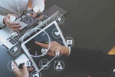 Tıbbi co çalışma kavramı, akıllı telefon ve d ile çalışan doktor