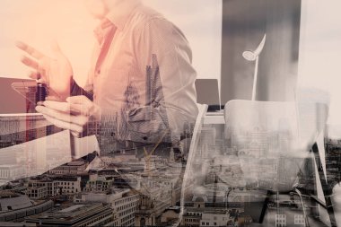 akıllı telefon ve dijital tablet ve lapt çalışma iş adamı