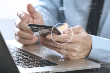 cep telefonu ve laptop çalışma işadamı yakın com