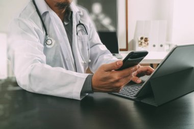Tıbbi teknoloji kavramı. Akıllı telefon ile çalışan doktor ve 