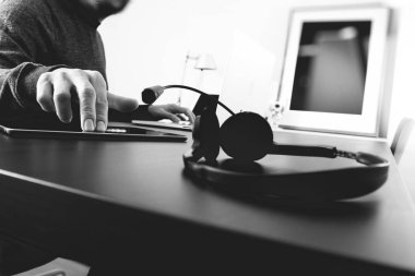 VoIP mezartaşı ile dijital tablet bilgisayar kavramı c kullanan adam