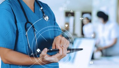 Tıbbi teknoloji kavramı. Akıllı dijital kullanarak doktor com tablet