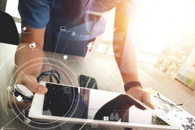 Dijital tablet bilgisayar ve st çalışma akıllı tıp doktoru