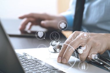 dizüstü bilgisayar ile çalışan akıllı tıp doktoru yakın bir