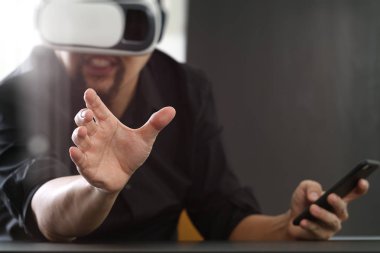 sanal gerçeklik giyen işadamı modern ofis zekâ gözlükler