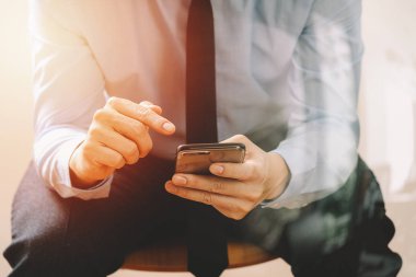 hareket eden telefon ile çalışma ve oturan işadamı yakın çekim