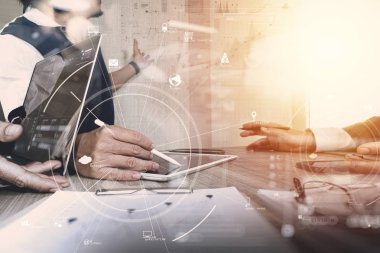 Brainstrom takım çalışması toplantı kavramı, mobil pho kullanarak iş adamı