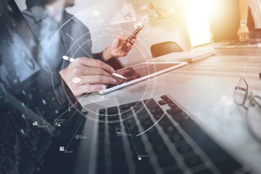 Brainstrom takım çalışması toplantı kavramı, mobil pho kullanarak iş adamı