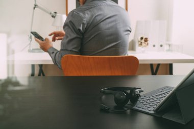 Dijital tablet bilgisayar ile VoIP kulaklık kullanarak işadamı ve 