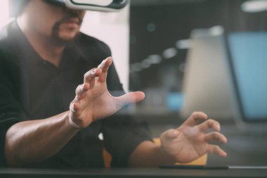 sanal gerçeklik giyen işadamı modern ofis zekâ gözlükler