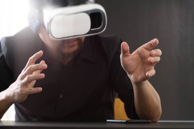 sanal gerçeklik giyen işadamı modern ofis zekâ gözlükler