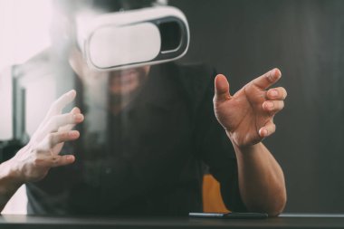 sanal gerçeklik giyen işadamı modern ofis zekâ gözlükler