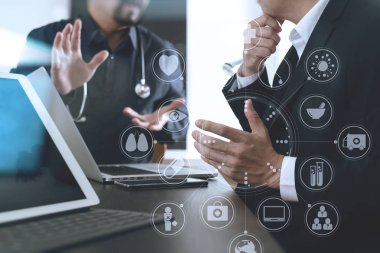 Tıbbi co çalışma kavramı, akıllı telefon ve d ile çalışan doktor