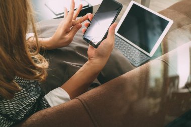 esmer kadın akıllı telefon ve dijital tablet bilgisayar kullanma 