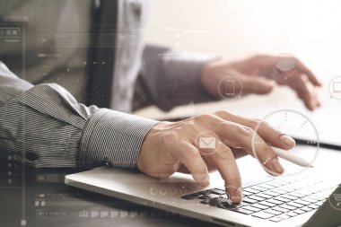 cep telefonu ve stylus kalem ile çalışma işadamı yakın çekim