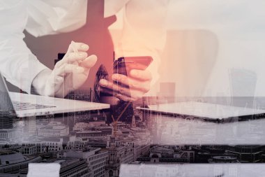 akıllı telefon ve dijital sekmesini çalışma işadamı yakın çekim