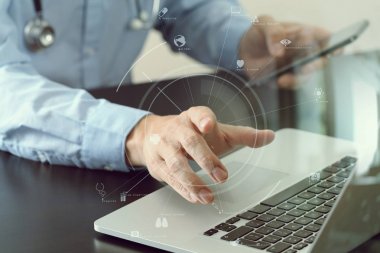 akıllı telefon ve stetoskop çalışma akıllı tıp doktoru bir