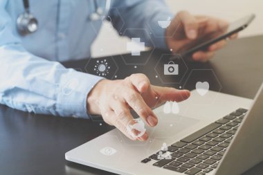 akıllı telefon ve stetoskop çalışma akıllı tıp doktoru bir