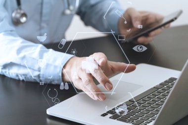 akıllı telefon ve stetoskop çalışma akıllı tıp doktoru bir