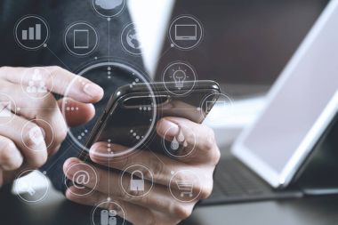 akıllı telefon ve laptop çalışma iş adamı el yakın çekim