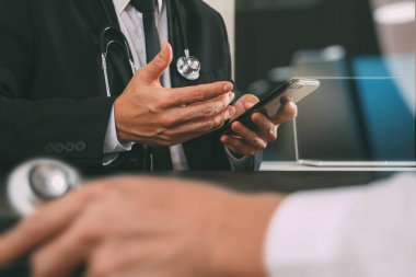 Tıbbi co çalışma kavramı, akıllı telefon ve d ile çalışan doktor