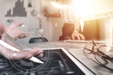 Brainstrom takım çalışması toplantı kavramı, mobil pho kullanarak iş adamı