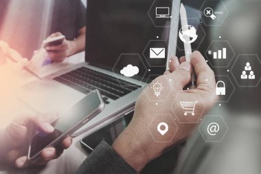 Co takım toplantısı kavramı, akıllı telefon kullanarak iş adamı bir