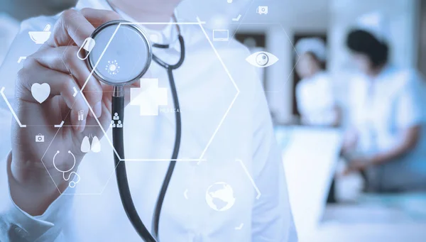 Salud y Medicina concept.smart médico trabajando ingenio — Foto de Stock