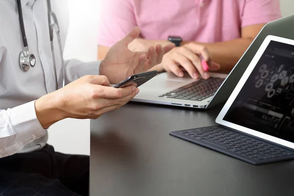 Medizinisches Co-Working-Konzept, Arzt arbeitet mit Smartphone und D — Stockfoto