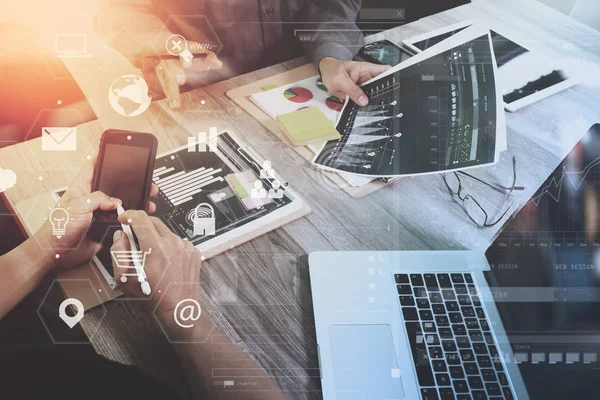 Concepto de reunión de equipo de trabajo co, hombre de negocios utilizando un teléfono inteligente — Foto de Stock