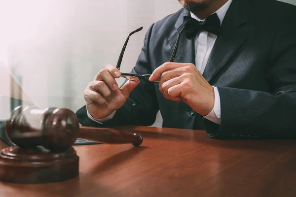 Justitie en wetgeving concept. Mannelijke rechter in een rechtszaal met de hamer — Stockfoto