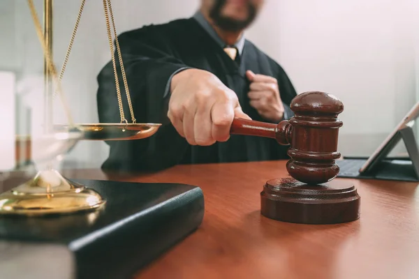 Rättvisa och rätt koncept. Manliga domare i en rättssal med klubban — Stockfoto