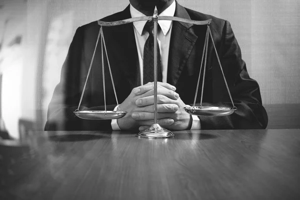 Pojęcie prawa i sprawiedliwości. Mężczyzna prawnika w biurze z mosiądzu sca — Zdjęcie stockowe