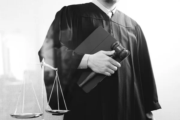 司法和法律概念。男性法官在法庭上与槌 — 图库照片