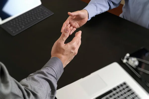 Medical and healthcare concept,Doctor and patient shaking hands — Stock Photo, Image