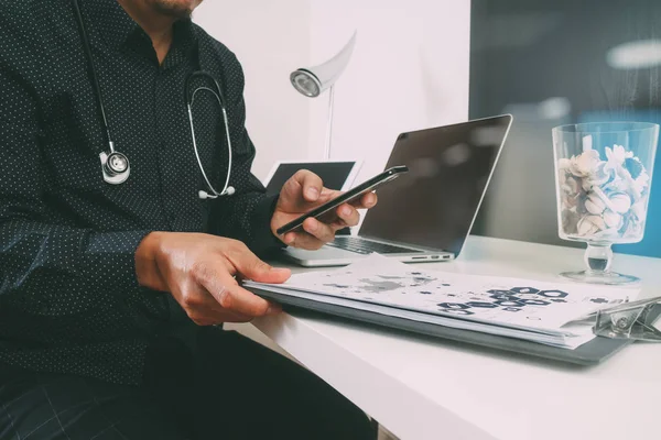 Doctor médico inteligente que trabaja con teléfono inteligente y tableta digital — Foto de Stock