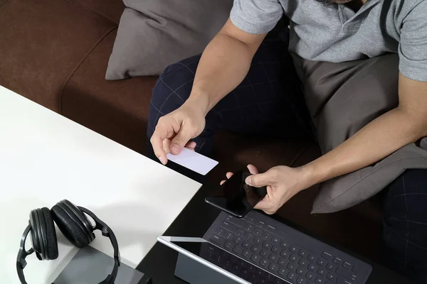 Mão hipster usando telefone inteligente, teclado digital tablet docking, h — Fotografia de Stock