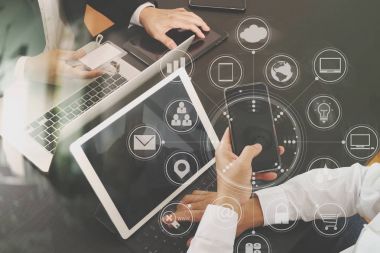 Co takım toplantısı kavramı, akıllı telefon kullanarak iş adamı bir
