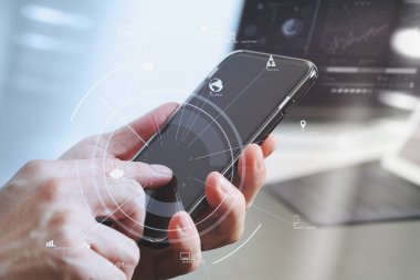 cep telefonu ve lapto çalışma iş adamı el yakın çekim