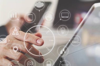 akıllı telefon ve laptop çalışma iş adamı el yakın çekim